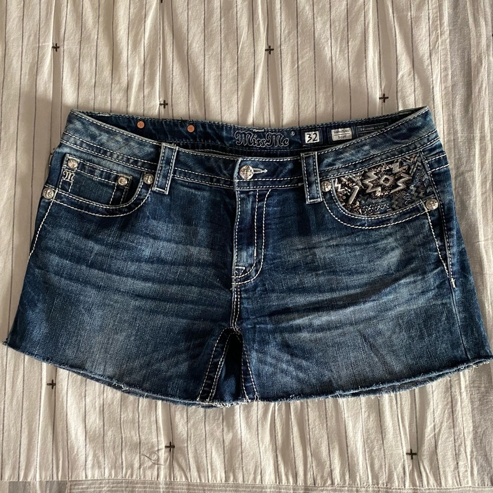 💙 Miss Me Signature Boot Cut-Offs 💙